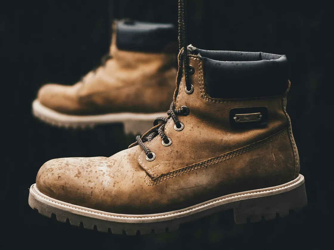 Chaussure montante en cuir à semelle crantée