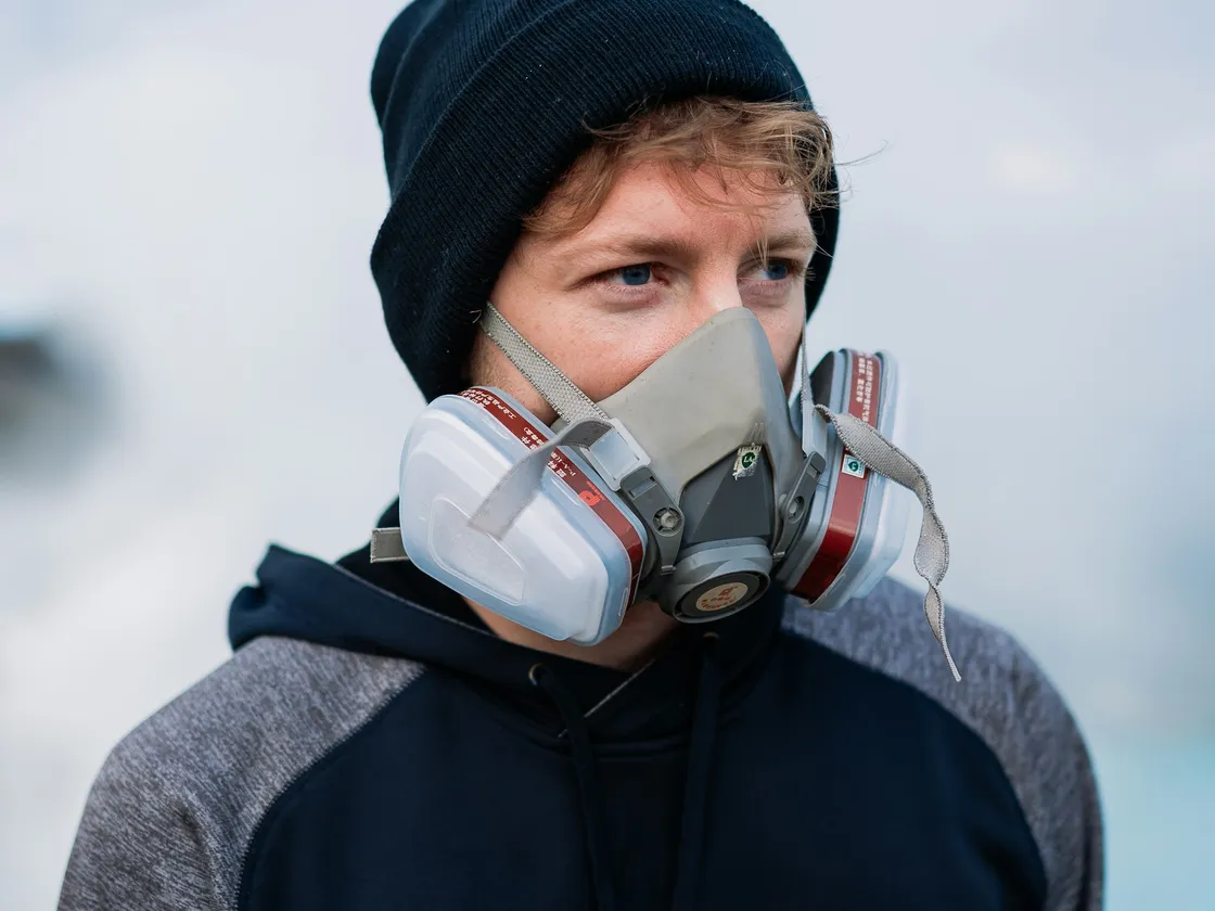 Personne portant un demi-masque respiratoire à double cartouche